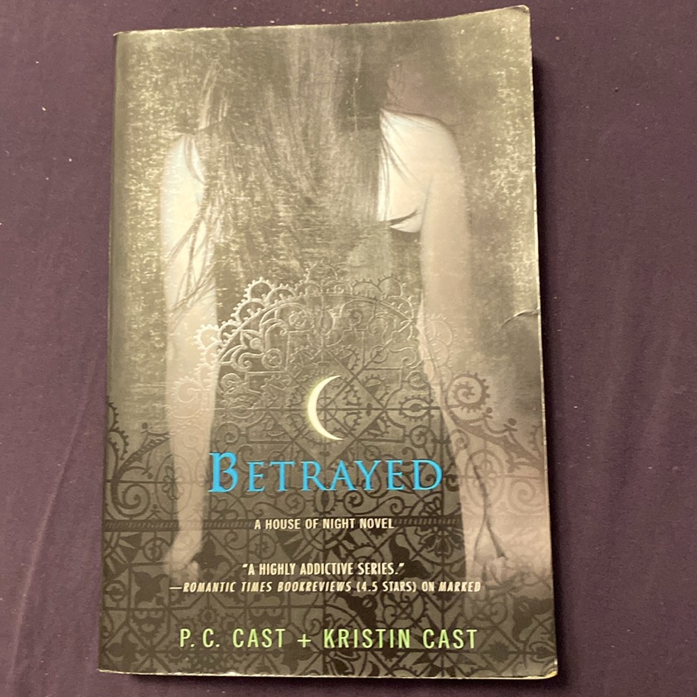 Betrayed (House of Night Novel) (Book 2)